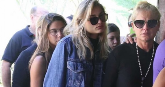 Sasha, padre Fábio de Melo e outros famosos consolam Xuxa em enterro