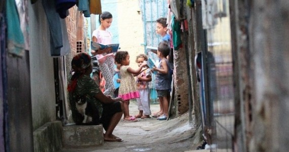 Garota de 11 anos transforma becos de comunidade no Recife em sala de aula para crianças