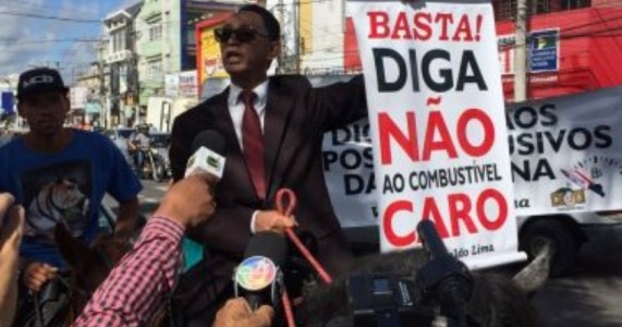 Vereador vai a cavalo para Câmara em protesto contra preço de combustíveis