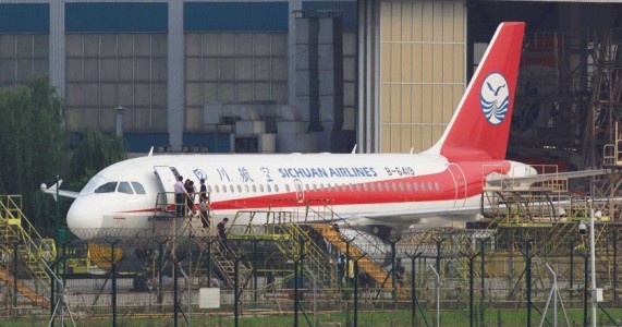 Copiloto é sugado para fora de avião após para-brisa se romper em voo
