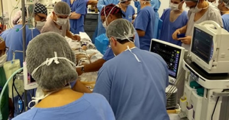 Irmãs cearenses unidas pela cabeça passam por 2ª cirurgia em São Paulo