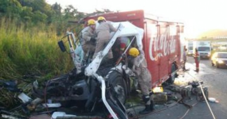 Motorista fica preso às ferragens após acidente entre dois caminhões