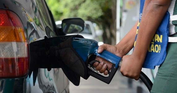 Pelo segundo dia seguido, Petrobras anuncia redução do preço da gasolina e diesel nas refinarias