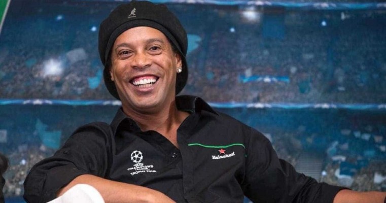 Ronaldinho vai se casar com duas mulheres; festa terá show de Vercillo