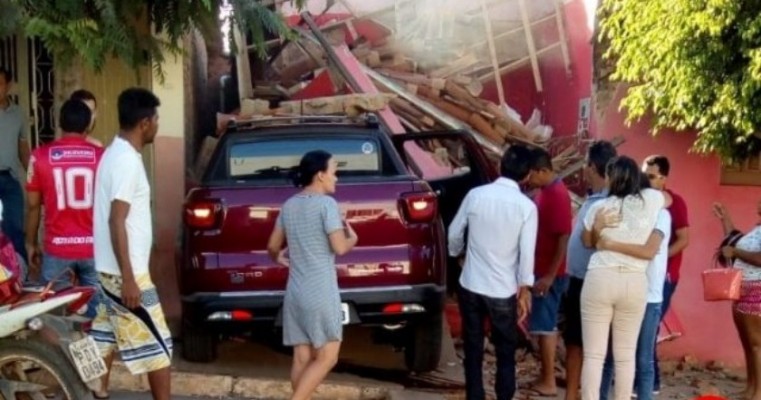 Mulher perde o controle da direção de veiculo e derruba casa em Araripina, PE