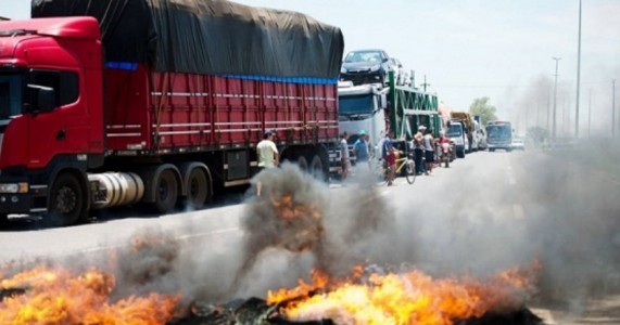 Greve dos caminhoneiros deixa o país à beira do colapso