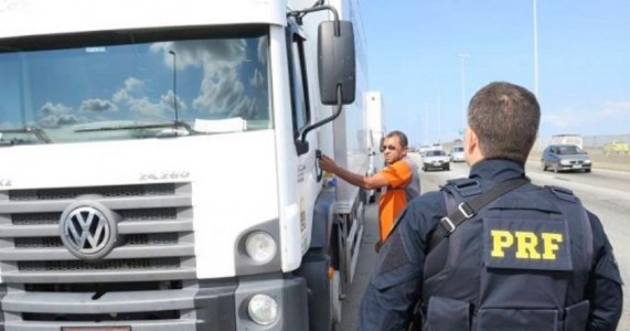 Caminhoneiros mantêm bloqueios em 16 estados e no DF
