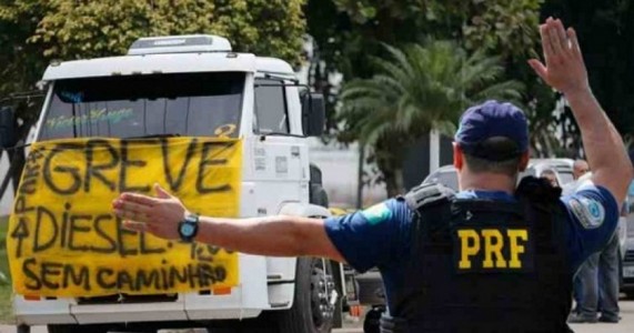 Caminhoneiros autônomos se comprometem a suspender paralisação após medidas de Temer