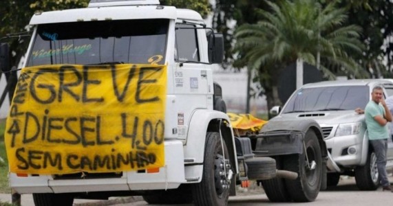 Presidente de sindicato faz apelo pelo whatsApp para que caminhoneiros voltem a trabalhar