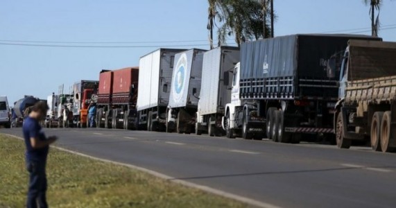 Greve deve persistir enquanto preço do diesel não cair nas bombas, diz um dos líderes dos caminhoneiros