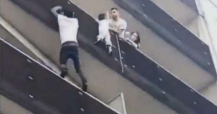 ‘Homem-aranha’ imigrante escala prédio para resgatar criança pendurada em Paris