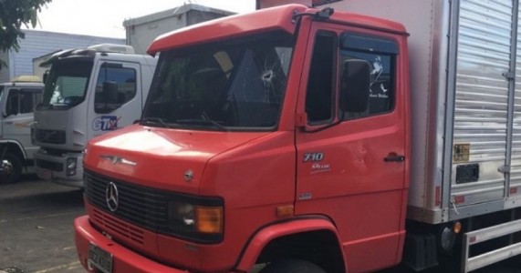 Caminhoneiro é baleado na cabeça ao tentar impedir veículo de furar bloqueio em rodovia