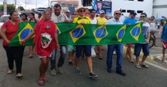 Manifestantes saem às ruas em apoio aos caminhoneiros em Petrolândia, no Sertão de PE