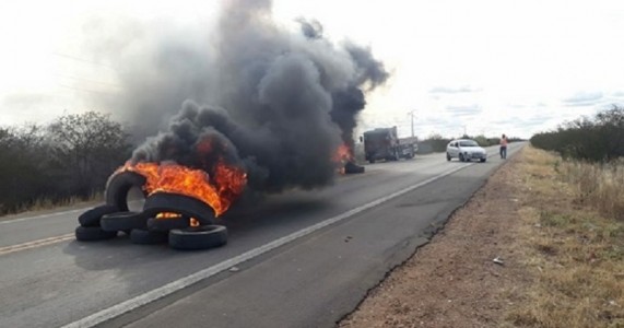 Caminhoneiros liberam algumas rodovias de Pernambuco, no Sertão ainda há bloqueios