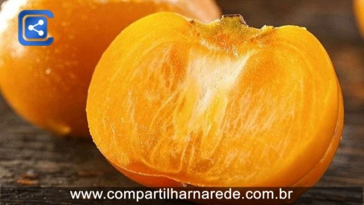 9 benefícios do caqui que te farão comer a fruta neste outono