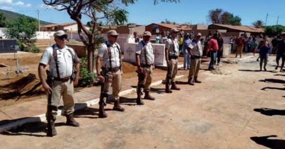 Sento-Sé: Emoção marca sepultamento de sargento PM vítima de acidente doméstico