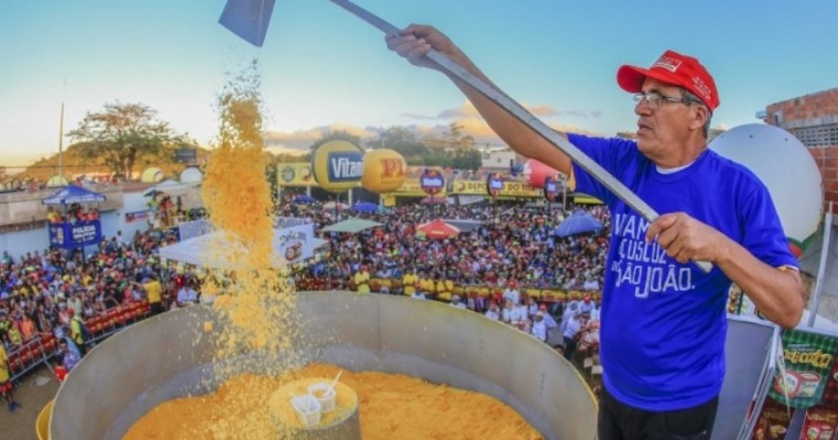 Comidas gigantes dão início ao São João de Caruaru