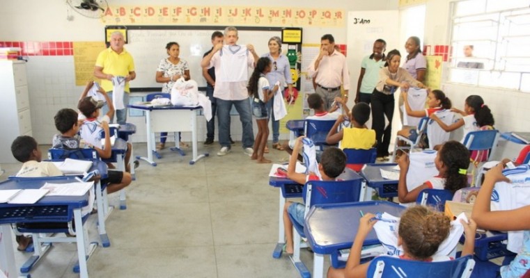 Prefeito Clebel Cordeiro Faz visita à Conceição das Crioulas e entrega Fardamento escolar.