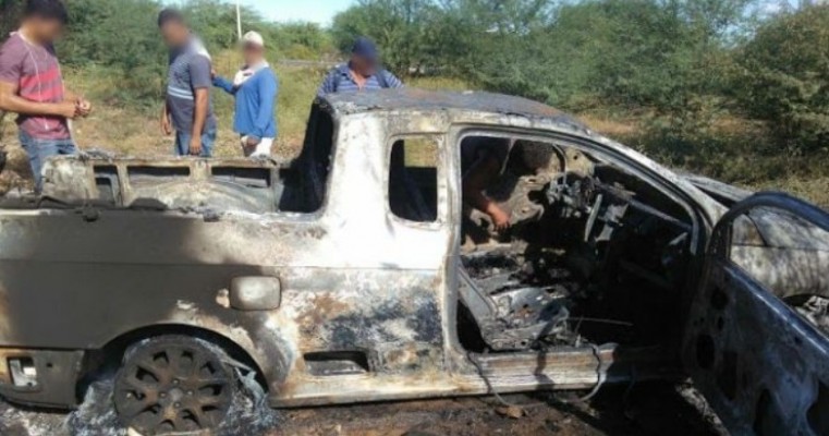 Carro pega fogo após acidente na BR-110 em Petrolândia, no Sertão de PE