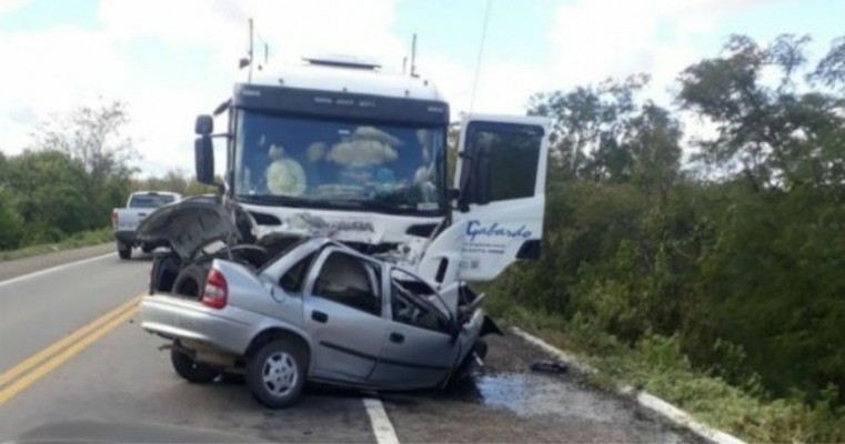 Acidente envolvendo carro e caminhão mata mãe e filho em Salgueiro, PE