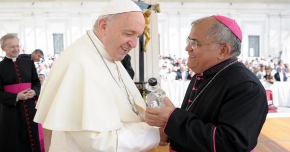 Bispo de Crato visita Papa Francisco e entrega garrafa de água do Padre Cícero
