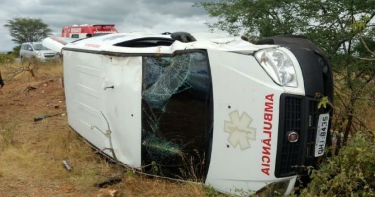 Acidente envolvendo ambulância deixa dois feridos na PE-360 em Floresta, no Sertão de Pernambuco