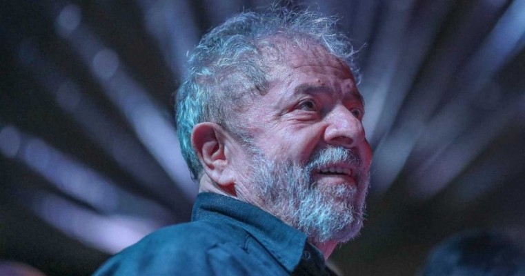 Lula recebe rosário enviado pelo Papa Francisco