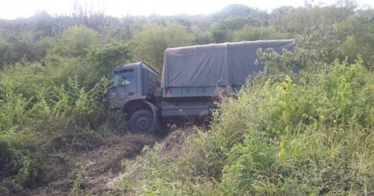 Caminhão com atiradores do Tiro de Guerra de Serra Talhada cai em barranco