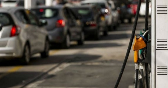 Preço do diesel não sofreu queda prometida por governo em nenhum estado