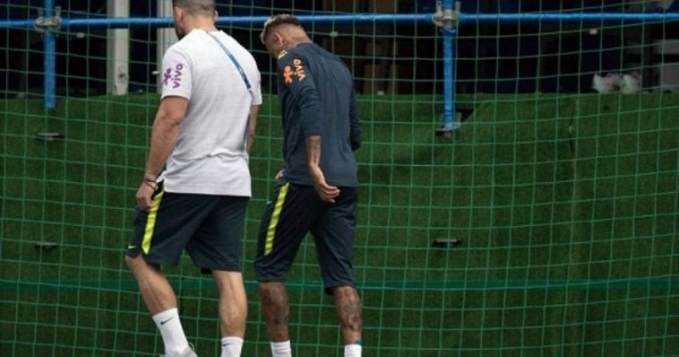 Neymar deixa treino mancando após sentir dores no pé direito