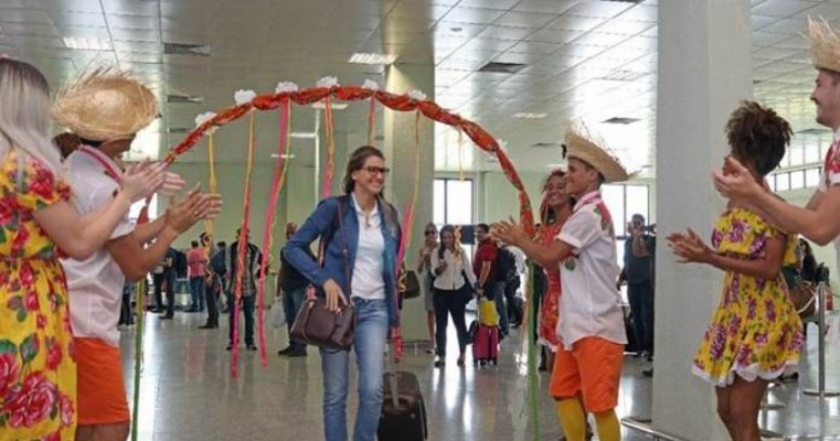 Turistas são recebidos com muito forró pé-de-serra no Aeroporto de Petrolina