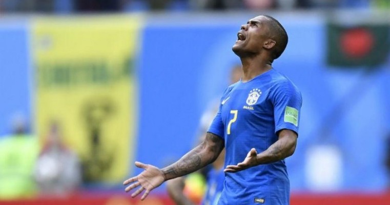 Douglas Costa tem lesão muscular e desfalca a seleção brasileira