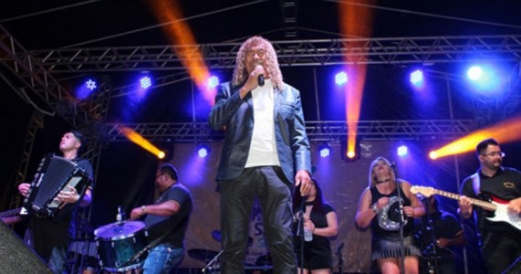 Assisão faz show de abertura do São Pedro Sertanejo no município de Salgueiro-PE