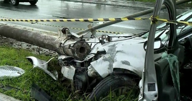 Motorista perde controle, derruba poste e fica preso às ferragens no Grande Recife