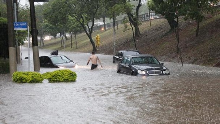 Chuva causa enchentes e deixa carros ilhados na capital paulista