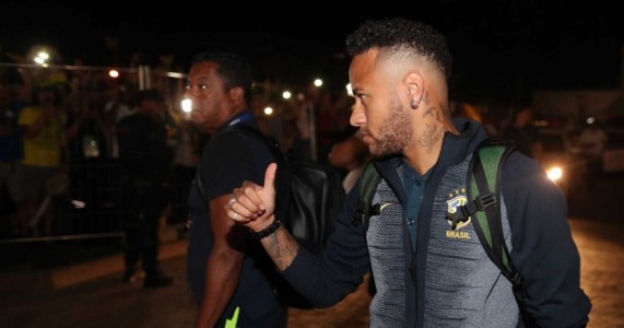 Neymar abandona o visual loiro e adota cabelo castanho