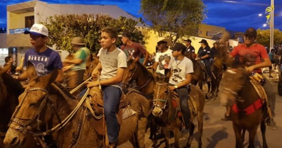 Moradores de Missão Velha fazem bonito durante desfile de abertura da 51ª Vaquejada no Município