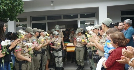 Sertão: Policiais se emocionam no adeus a Cabo Renata, em Serra Talhada