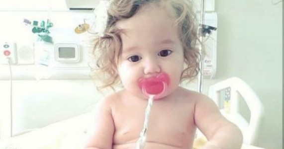 Mãe de criança com alergia alimentar pede ajuda para tratamento da filha
