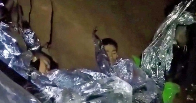 Equipe leva até 4h para chegar a meninos presos em caverna na Tailândia