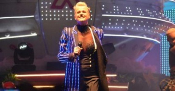 Xuxa passa por cirurgia de emergência após corpo rejeitar silicone