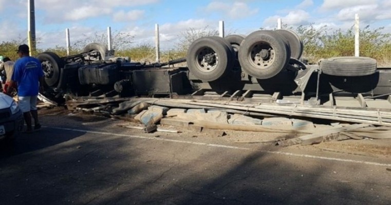 Caminhão com Placa de Itacuruba-PE Capota e deixa três mortos em Sobradinho-BA