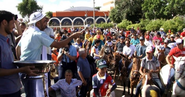 Bênção e cavalgada reúnem multidão na abertura da vaquejada de Juazeiro do Norte