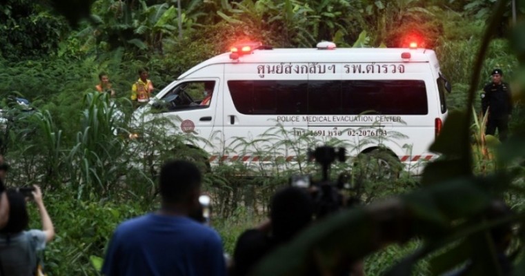 Seis meninos são resgatados de caverna inundada na Tailândia
