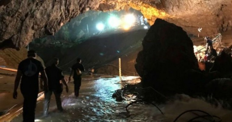 Doze meninos e o técnico de futebol são retirados de caverna após três dias de resgate na Tailândia