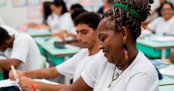 Governo abre matrículas para 40 mil vagas na educação de jovens e adultos em PE