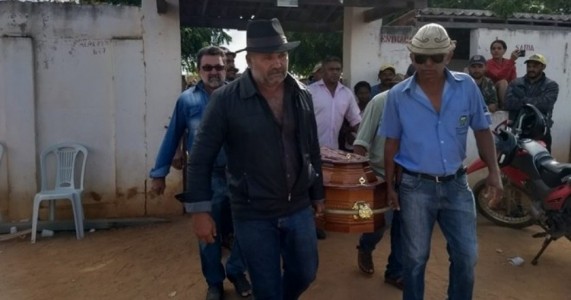 Choro e emoção no enterro de Antônio Galego em Floresta, PE