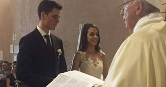Papa Francisco faz surpresa e celebra casamento de brasileira