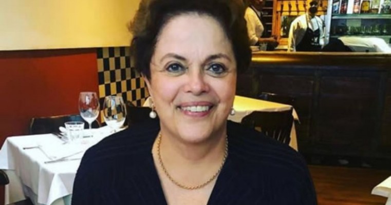 Dilma é surpreendida por recado em seu prato, em restaurante