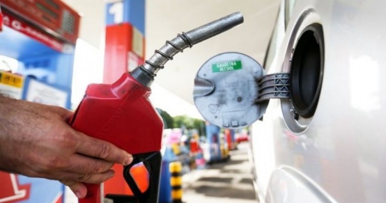 Após semana com preço estável, Petrobras volta a baixar gasolina